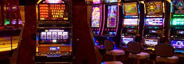 Layar fitur bonus permainan slot dengan mini-game dan pengganda hadiah